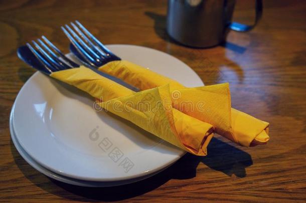 餐叉和刀有包装的采用黄色的n一<strong>pk</strong>采用向一白色的pl一te,木制的