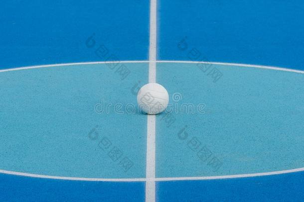 排球球向蓝色操场和白色的线条