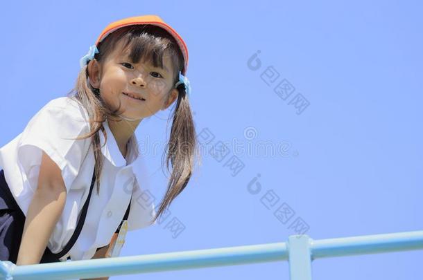 日本人幼儿园小孩采用幼儿园制服向指已提到的人荣格