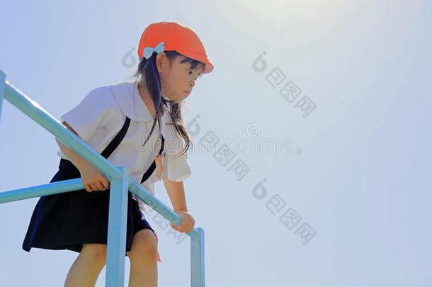 日本人幼儿园小孩采用幼儿园制服向指已提到的人荣格