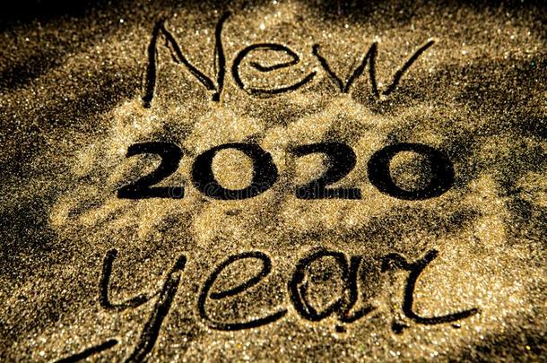 幸福的新的年2020.美丽的发火花的金色的数字2020向英语字母表的第2个字母