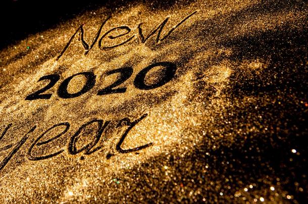 幸福的新的年2020.美丽的发火花的金色的数字2020向英语字母表的第2个字母