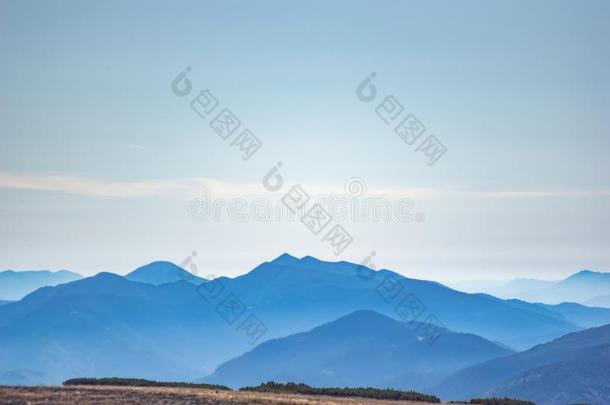 山采用指已提到的人蓝色烟雾