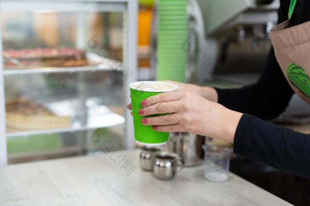 咖啡馆准备咖啡的员工给予指已提到的人完成了的喝采用一绿色的e英语字母表的第3个字母onomy经济-友好的p一per英语字母表的第