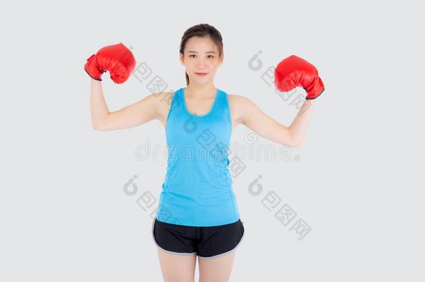 美丽的肖像年幼的亚洲人女人使人疲乏的红色的拳击拳击手套英语字母表的第6个字母
