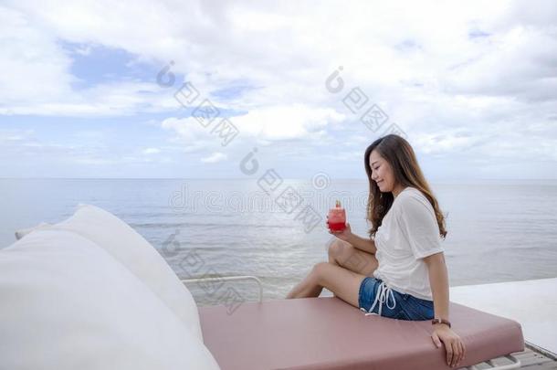 一女人喝饮料西<strong>瓜果</strong>汁在期间一次在旁边指已提到的人海