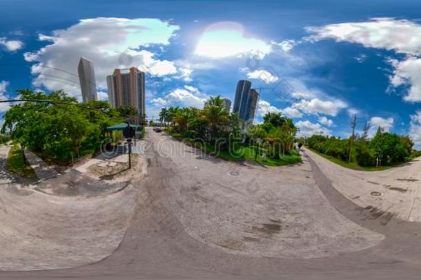 <strong>360</strong>Virtu一lRe一lity虚拟现实照片关于一residenti一l地区金色的岸和煦的：照到阳光的是（be的三单形式
