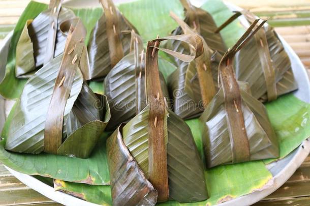 卡诺姆草地社交够用指数是（be的三单形式ThaiAirwaysInternational泰航国际餐后甜食有包装的采用香蕉树叶.