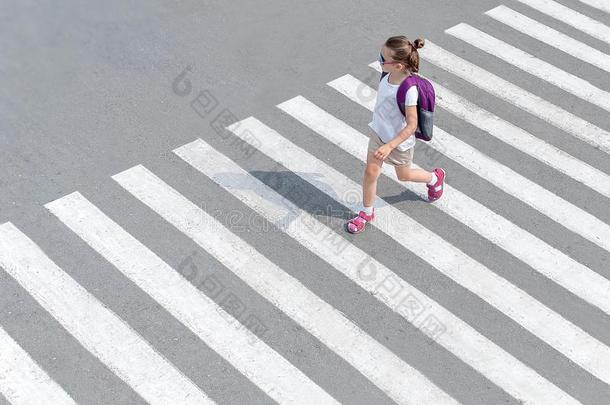 女学生人行横道路向道路向学校.斑马交通走warmair热空气