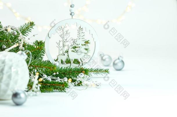 圣诞节装饰和绿色的冷杉树树枝和灼热的长嘴硬鳞鱼