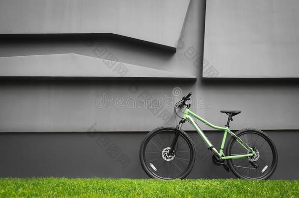新的现代的颜色自行车在近处黑暗的灰色的墙