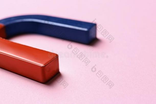 红色的和蓝色马蹄铁磁铁向粉红色的背景