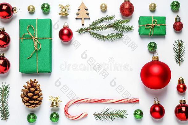 框架关于圣诞节树树枝和节日的装饰向白色的