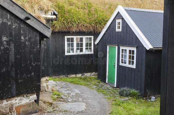 传统的法罗群岛木制的黑的住宅和草草皮屋顶