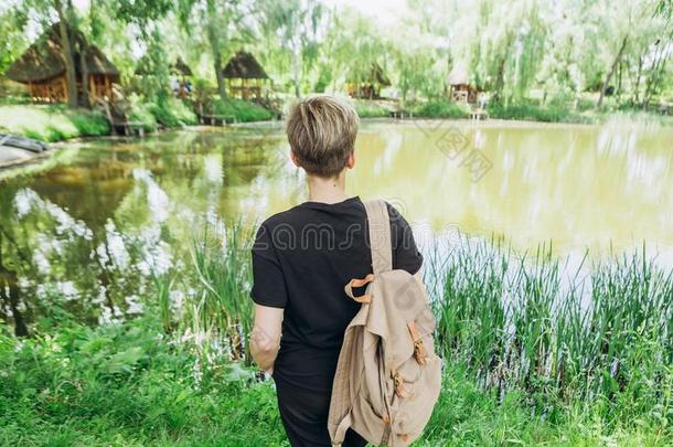 女人背包河旅行假期野餐郊游