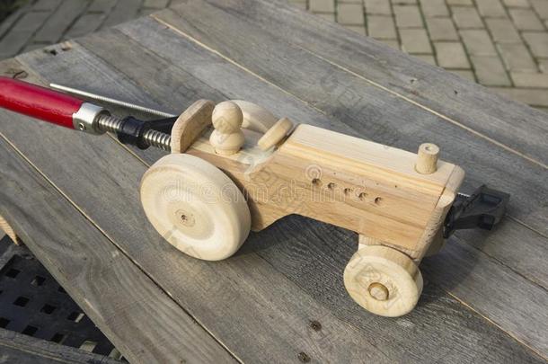 手工做的木制的玩具向老的表.用胶水将物体粘合过程