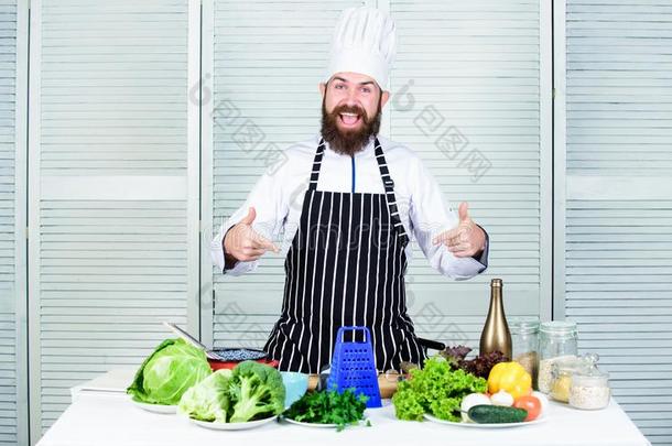 厨师出行使用摩擦者为烹饪术盘.蔬菜主要的英格利迪