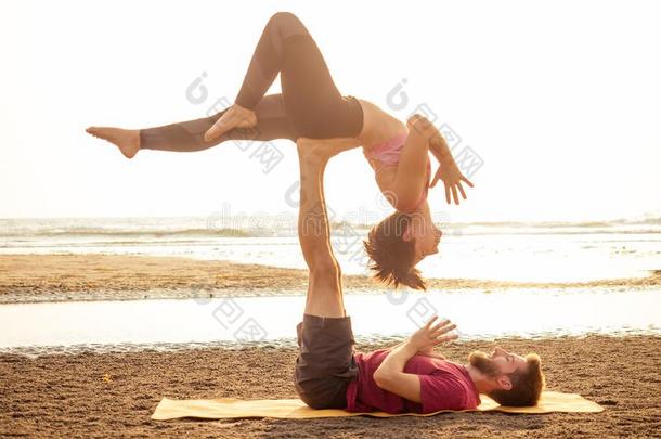 年幼的<strong>嬉戏</strong>着的对女孩和男孩是开业的阿克罗伊加锻炼