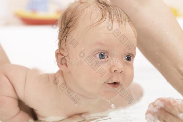 小的婴儿男孩和蓝色眼睛迷人的<strong>沐浴</strong>采用<strong>沐浴</strong>tub