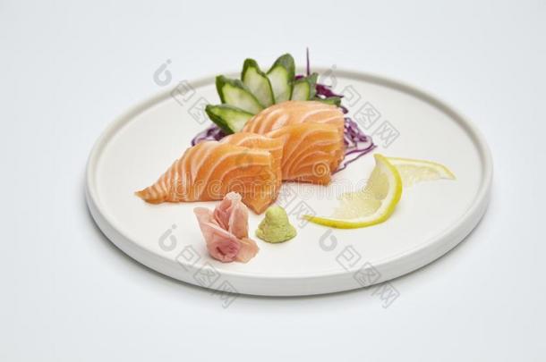 鲑鱼生鱼片放置采用白色的盘子向白色的背景.