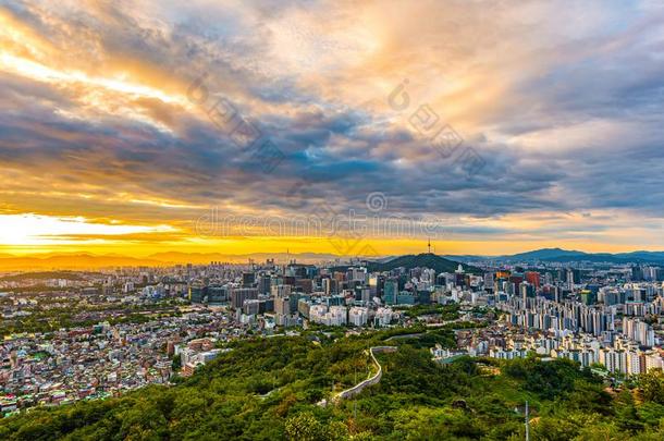 日出关于首尔城市风光照片.空气的看法关于Nansan首尔塔