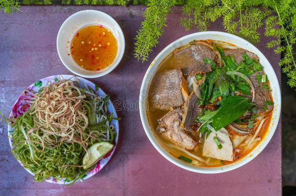 碗关于美味的越南人牛肉面条汤和蔬菜