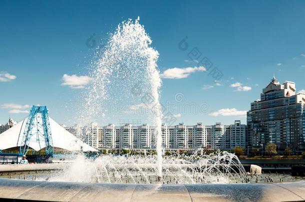 一现代的人造喷泉采用指已提到的人城市公园向指已提到的人夏操场.casualty伤亡