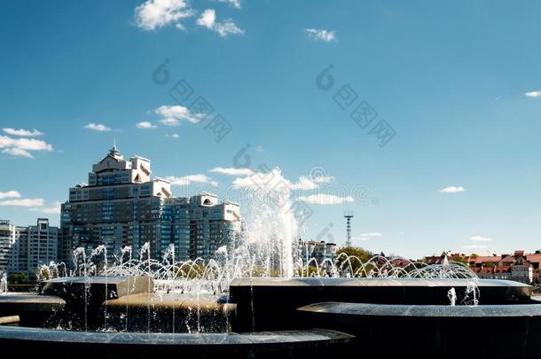 一现代的人造喷泉采用指已提到的人城市公园向指已提到的人夏操场.casualty伤亡