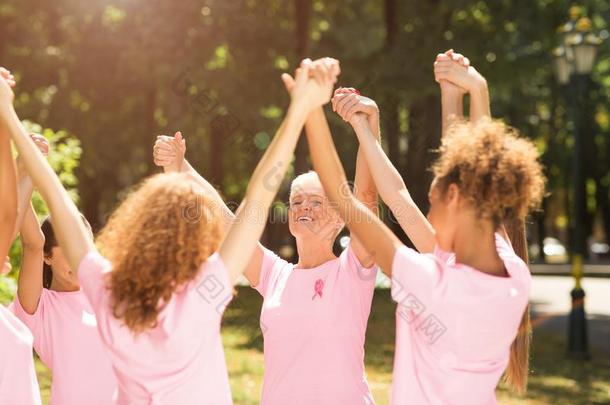 幸福的女盥洗室<strong>支持</strong>的乳房癌症运动起立采用<strong>中国</strong>保监会