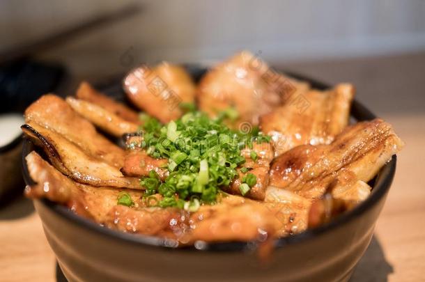 红烧的猪肉稻碗,按钮,日本人食物