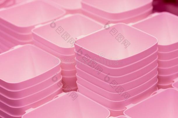折叠的粉红色的透明的塑料制品容器.塑料制品保龄球.塑料制品