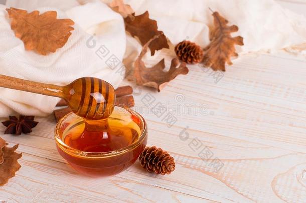 蜂蜜,<strong>粘贴</strong>,罐子,围巾,干的干燥的树叶.乡村的甜的秋照片,