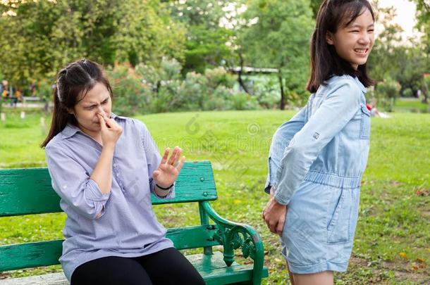 亚洲人女儿小孩女孩佃户租种的土地她底部和打破风,久远地