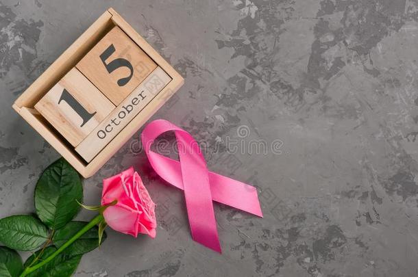 粉红色的带,玫瑰和木制的立方形日历放置为十月15向