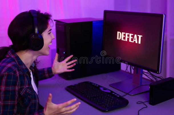 生气的女孩电脑游戏玩家演奏在线的运动向计算机