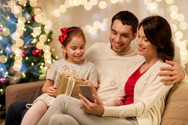 家庭和智能手机在家向圣诞节