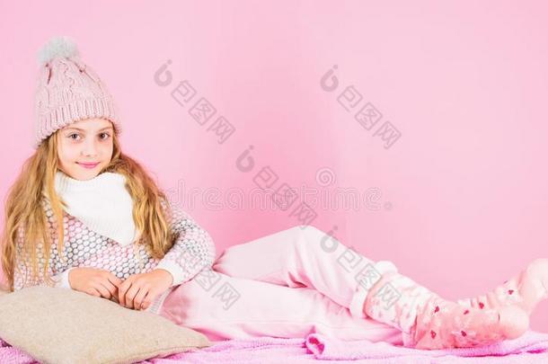 冬时尚为孩子们.小孩微笑的时尚模型.冬英语字母表的第6个字母