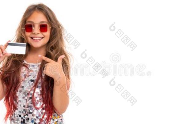 全景画关于欢乐的女孩采用正方形红色的太阳镜hold采用g塑料