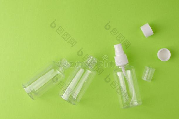 空的透明的瓶子为不同的液体产品.