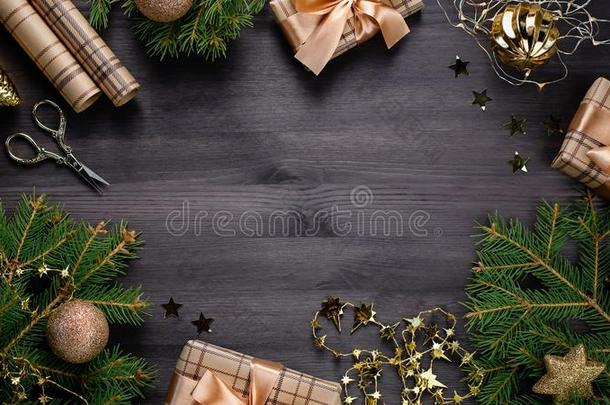 愉快的圣诞节卡片和松树,有<strong>包装</strong>的现在,<strong>金色</strong>的元素