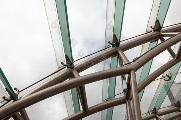 金属<strong>捆绑</strong>和玻璃屋顶建筑物越过公共汽车和火车人名