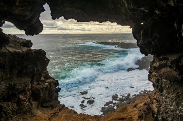 洞向指已提到的人和平的洋里面的熔岩洞穴,复活节岛