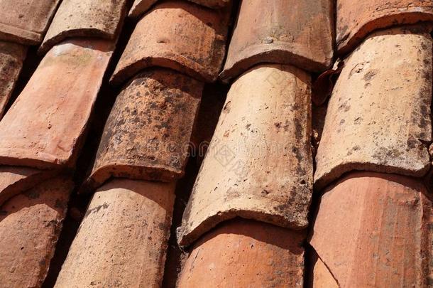 棕色的质地陶器的屋顶瓦片