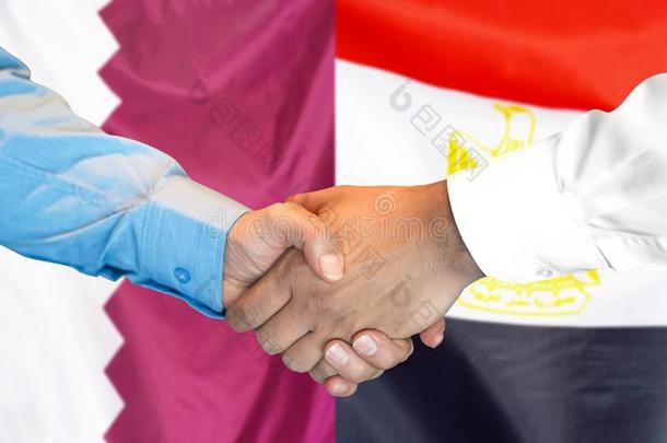 握手向卡塔尔和埃及旗背景