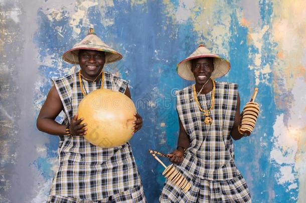 非洲的鼓手演奏音乐向traditi向al音乐al仪器
