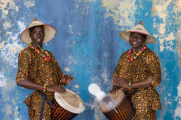 一组关于人采用传统的非洲的戏装play采用g锄头