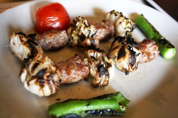 洋葱烤腌羊肉串-土耳其的:索恩烤腌羊肉串