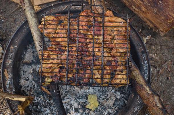 烤肉串或沙什里克准备的肉向串肉扦是（be的三单形式烤向冷杉