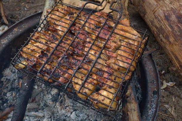 烤肉串或沙什里克准备的肉向串肉扦是（be的三单形式烤向冷杉