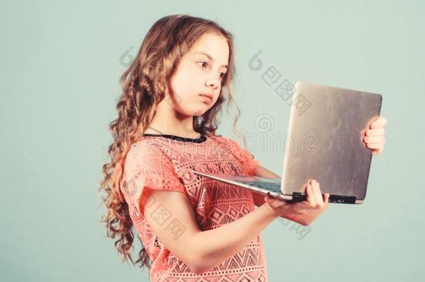 小的小孩使用personalcomputer个人计算机.数字的科技.小孩学习和便携式电脑